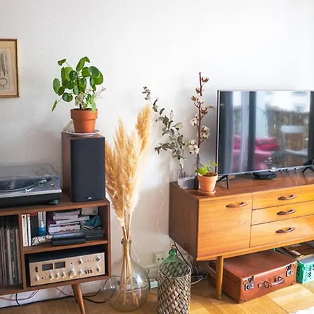 Charming Bright Apt With Balcony In Paris